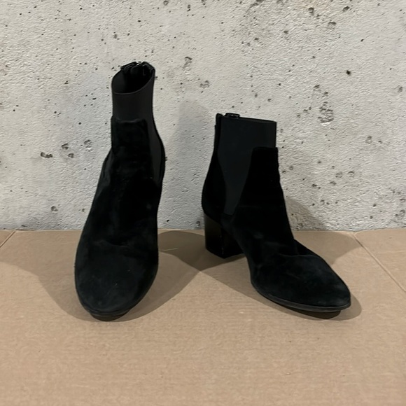 Aquatalia Black Suede Round Toe Ankle Boots - Size 6 - Picture 1 of 9